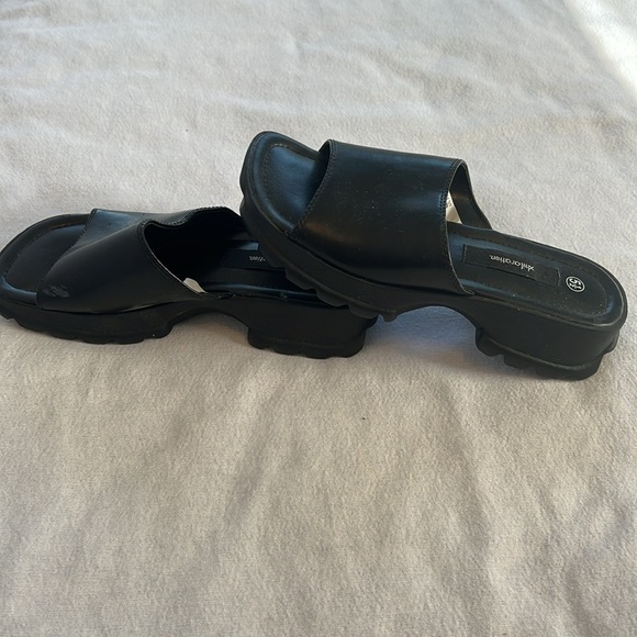 ⭐️ Xhileration black faux leather chunky treaded bottom slide on women size 5.5 - Picture 4 of 14